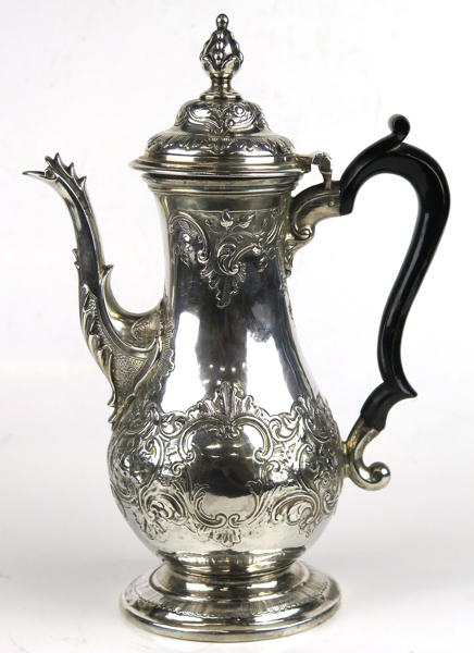 Kaffekanna, sterlingsilver med svärtat träskaft, England George III, 1700-talets 2 hälft, vikt 705 gram, _28283a_lg.jpeg