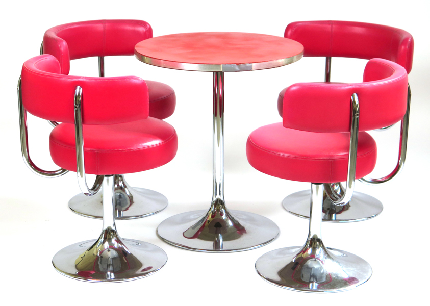 Okänd designer för Johansson Design, snurrstolar 4 st samt bord, kromad metall med röd konstläderklädsel, respektive rödlackerad skiva, bord h 72 cm, bord med smärre defekter samt repor_28304a_8db58742642be72_lg.jpeg