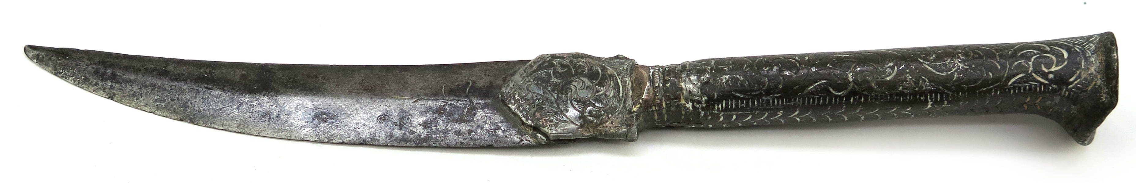 Kniv, stål med silverdekor, så kallad Bichaq, Balkan, 17-1800-tal, klinga med svårtydd inskription, l 23 cm, skador_28361a_lg.jpeg