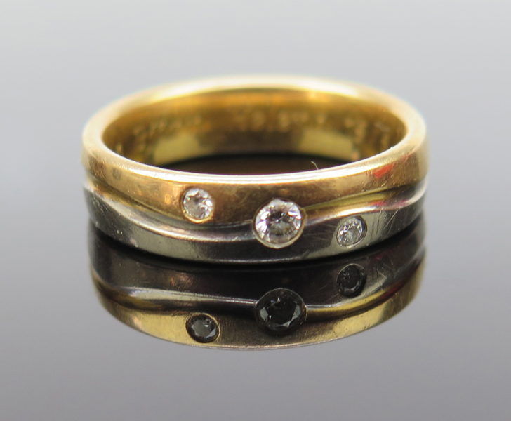 Ring, 18 karat röd- och vitguld med 3 briljantslipade diamanter om totalt 0,09 carat, vikt 5,5 graminnerdiameter 17 mm, ägargravyr_28439a_8db59ff4ca22efa_lg.jpeg