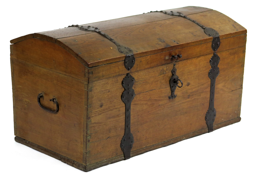 Kista, järnbeslagen ek, 16-1700-tal, smidda beslag, lås och nyckel, b 106 cm _28475a_lg.jpeg