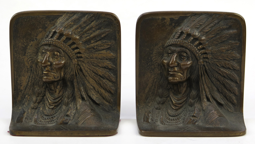 Okänd amerikansk konstnär, sekelskiftet 1900, bokstöd, 1 par, patinerad brons, reliefdekor av indianhövdingar, h 11 cm_28516a_lg.jpeg