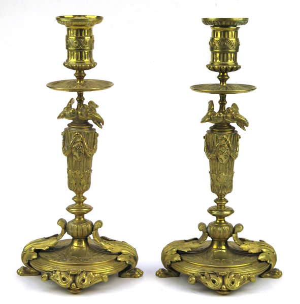 Ljusstakar, 1 par, förgylld brons, Ny-Louis-XVI, Frankrike, 1800-talets 2 hälft, dekor av akantus, turturduvor, medaljonger mm, 1 märkt 597, h 29 cm_28517a_lg.jpeg