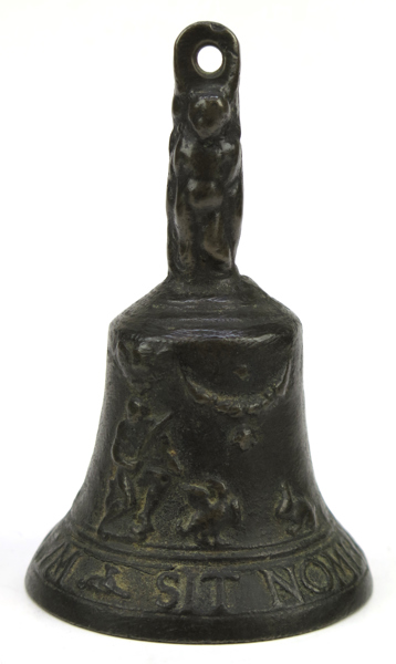 Handklocka, patinerad brons, så kallad Bell of Mechelen (Malines), Flandern, barock, 1500-tal, dekor av mytologiska motiv samt latinsk devis “Sit nomen Domini benedictum”, h 12 cm, kläpp saknas_28518a_lg.jpeg