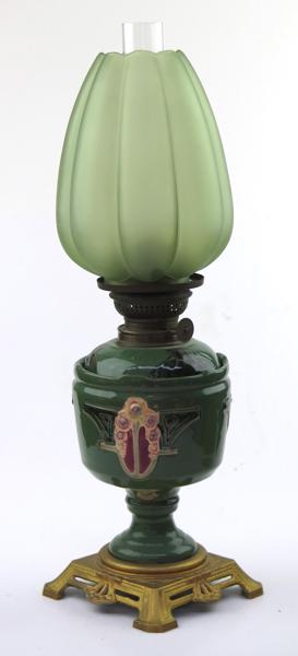 Bordsfotogenlampa, bronserad metall och majolika med grön glaskupa, jugend, 1900-talets början, h exklusive sotrör 47 cm_28560a_8db5ac71e375edc_lg.jpeg