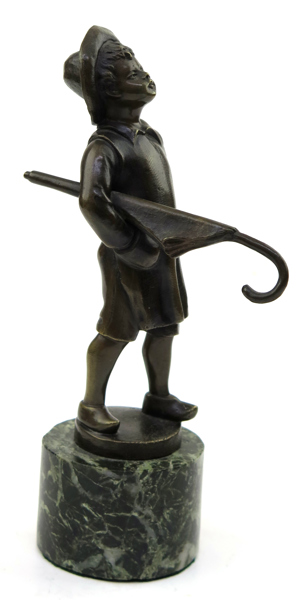 Okänd konstnär, skulptur, patinerad brons på marmorsockel, stående pojke med paraply, signerad M Franz, h 19 cm_28585a_8db5ac8e8c3cc40_lg.jpeg