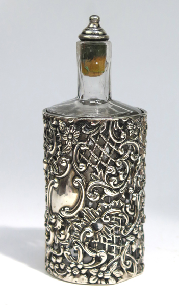 Parfymflacon, sterlingsilver och glas, Viktoriansk, stämplar H Matthews Birmingham 1900, h 14 cm, silvervikt 50 gram_28593a_8db5acf9b6d78f5_lg.jpeg