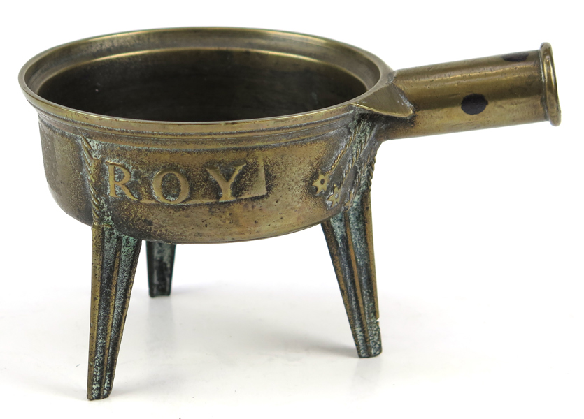 Panna, brons, 1800-tal, tre kannelerade ben, gjuten signatur ROY, h 11 cm, trähandtag saknas_28599a_lg.jpeg