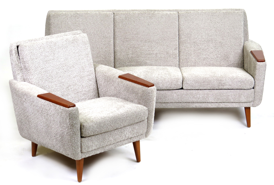 Okänd designer, 1950-tal, soffa samt fåtölj, helstoppad, grå teddyklädsel, armlän i teak, soffa l 180 cm, framstår i nyskick_28622a_lg.jpeg