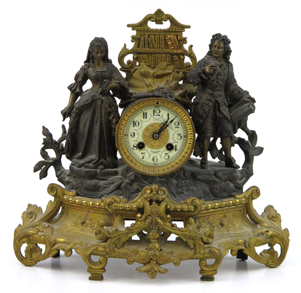 Kaminur, bronserad och patinerad metall, Frankrike, 1800-talets slut, dekor av stående par mm, höjd 35 cm_28629a_8db5b73e68c2364_lg.jpeg