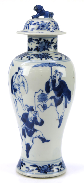 Lockurna, porslin, Kangxi-stil, Kina, 18-1900-tal, blå underglasyrdekor av personer, botten med Kangxis fyrakaraktärsmärke, höjd 28 cm, lock med nagg_28643a_8db5b7a3e5d4e9f_lg.jpeg