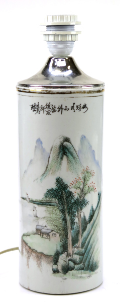 Penselvas, porslin, Kina, 1900-talets början, polykrom dekor av landskap och skrivtecken, h 28 cm, borrad till el, _28645a_8db5b7a93a282d6_lg.jpeg