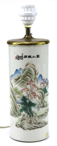 Penselvas, porslin, Kina, 1900-talets början, polykrom dekor av landskap och skrivtecken, h 28 cm, borrad till el,_28646a_8db5b7aacf3bed5_lg.jpeg