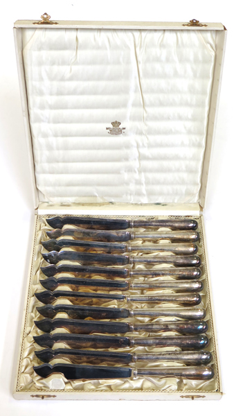 Fiskknivar, 12 st, nysilver, Barker Brothers Birmingham, 1900-talets 1 hälft, l 23 cm, i (vattenskadat) etui från David Andersen_28743a_lg.jpeg