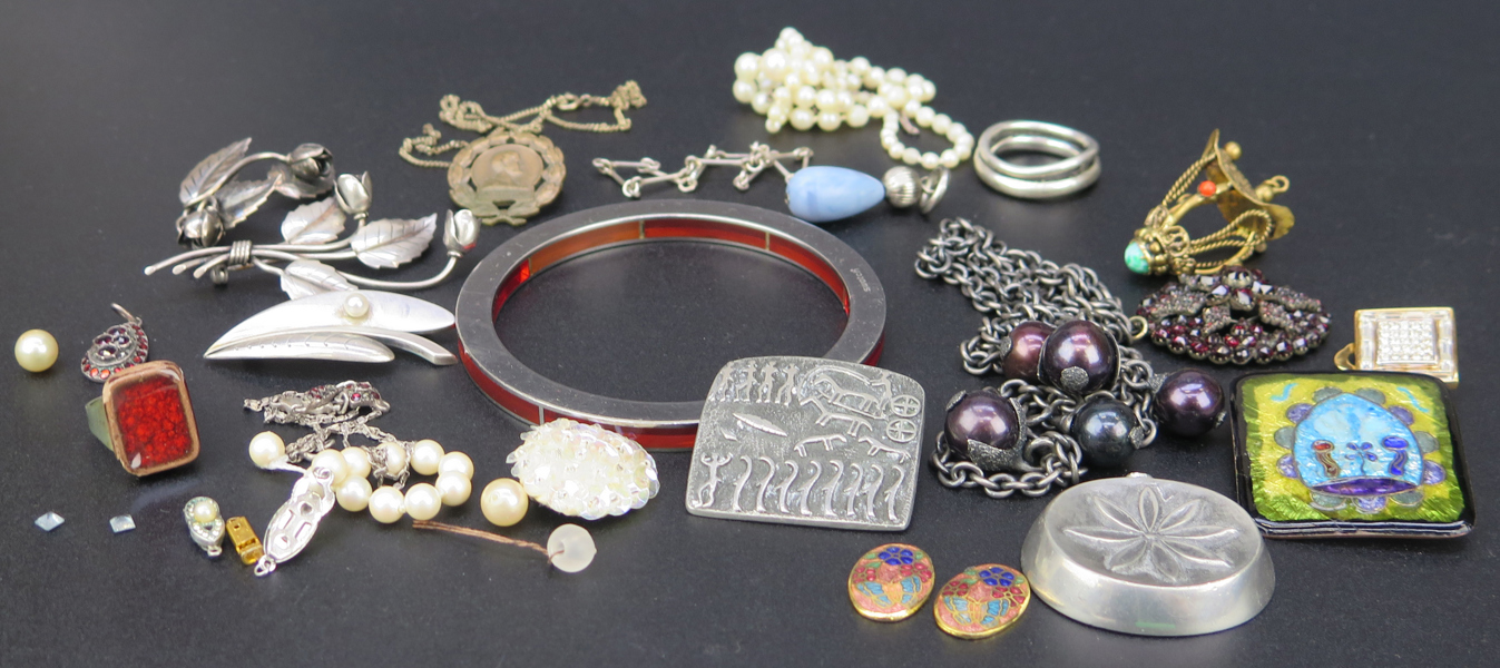 Parti smycken och bijouterier, bland annat armlänk Lapponia och armring Swatch_31413a_8dbb3a002c18d17_lg.jpeg