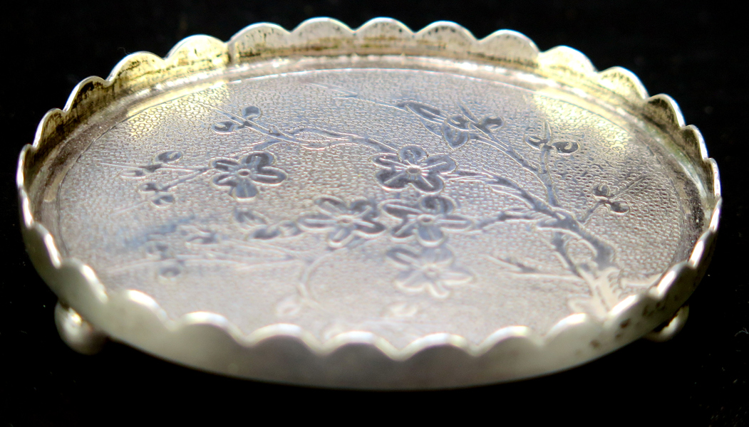 Salver på tre kulfötter, silver, Wang Hing, Hongkong, sekelskiftet 1900, graverad dekor av körsbärsblom, stämplad, l 65 mm_31416a_lg.jpeg