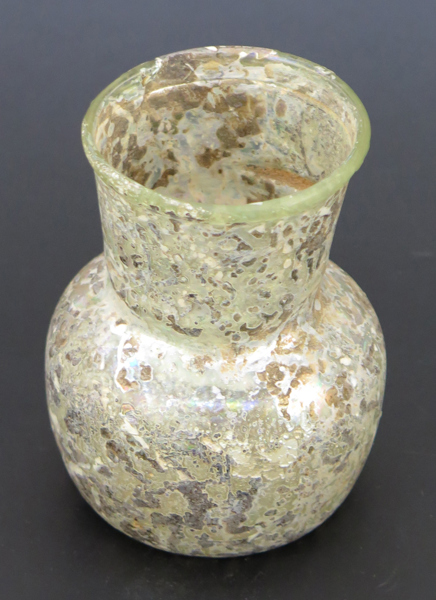 Burk, glas, sannolikt havsfynd från romersk tid, iriserade yta med spår av anemoner (?), h 9,5 cm, vikt 60 gram_31445a_8dbafa90a9e829c_lg.jpeg