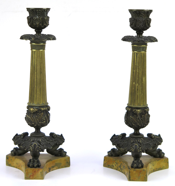 Ljusstakar, 1 par, delvis patinerad brons, empire, 1800-talets 1 hälft, kolonnformade med akantusornerade lejonfötter på trepassformad for, h 26 cm_31447a_8dbafac75a696e6_lg.jpeg