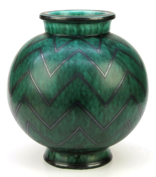 Kåge, Wilhelm för Gustavsberg, vas, grönglaserat stengods med geometrisk silverdekor, "Argenta", signerad och daterad "E" (1935), h 21 cm, minimal nagg_31474a_8dbb0726d5901d4_lg.jpeg
