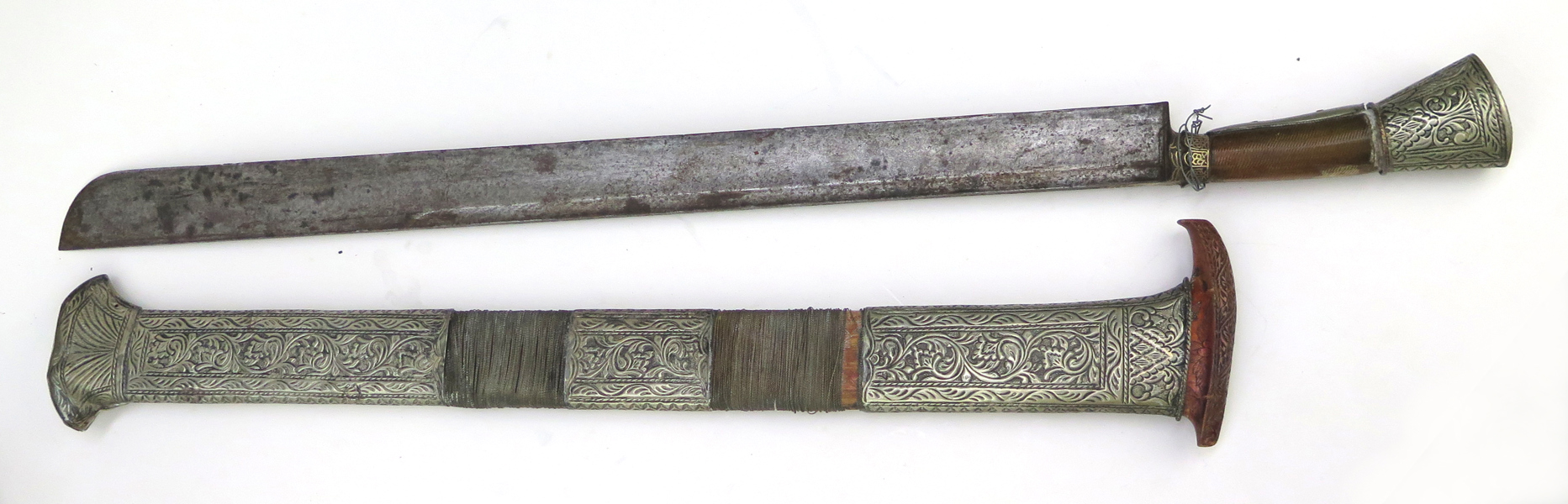 Kortsvärd i balja, så kallad Klewang, Malaysia, 1900-tal, fäste och balja i försilvrad metall, total l 70 cm_31540a_8dbb393f2b62075_lg.jpeg