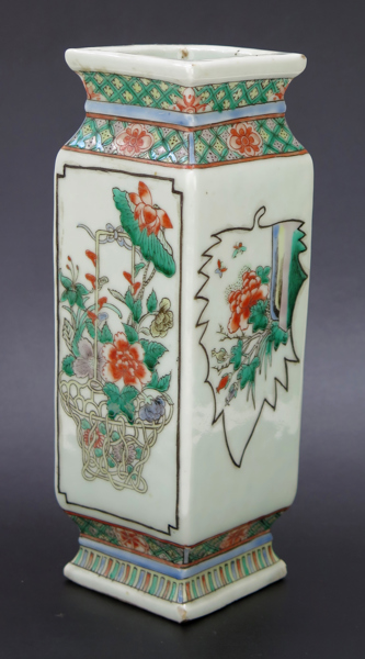 Vas, porslin, Kina, 1900-tal, kvadratisk med dekor i famille-rose-färger, botten med Kangxis (1662-1722) fyrakaraktärsmärke i blått underfång, h 25 cm_31620a_8dbb456abb223a9_lg.jpeg