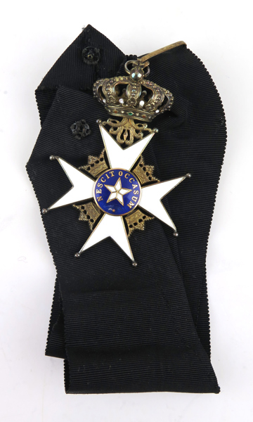 Ordenstecken, förgyllt silver och emalj, halstecken för Kommendör av Kungliga Nordstjärneorden, h cirka 8 cm. proveniens: ambassadör Jens Malling_31626a_8dbb45a220f341f_lg.jpeg