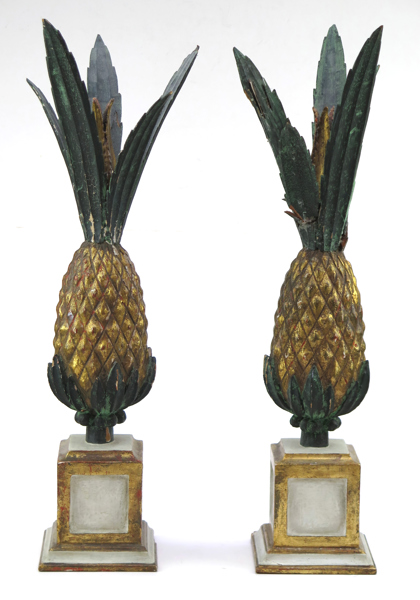 Bordsdekorationer, 1 par, skuret, bemålat och bronserat trä, Brasilien, 1900-talets mitt, ananaser, höjd 57cm_31682a_8dbb48050091031_lg.jpeg