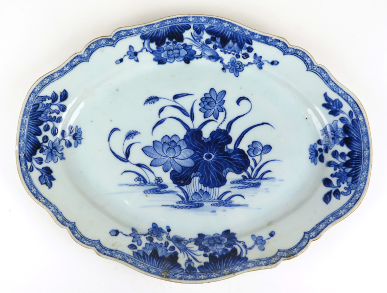 Fat, porslin, Kina Qianlong (1736-95), blå underglasyrdekor av blommor mm, l 32 cm_31696a_8dbb487d4dc828c_lg.jpeg