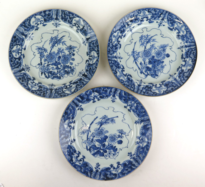 Tallrikar, 3 st, porslin, Kina, Qianlong (1736-95), blå underglasyrdekor av bamuy och pioner inom lotuskartusch mm, dia 23 cm, 1 med äldre lagning_31703a_8dbb4881c8047a9_lg.jpeg