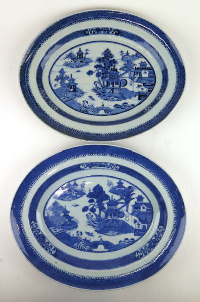 Stekfat, 2 st, snarlika, porslin, Kina, Jiaqing (1796-1820), blå underglasyrdekor av flodlandskap, ovala, l cirka 37 cm_31704a_8dbb487b1fb1a96_lg.jpeg