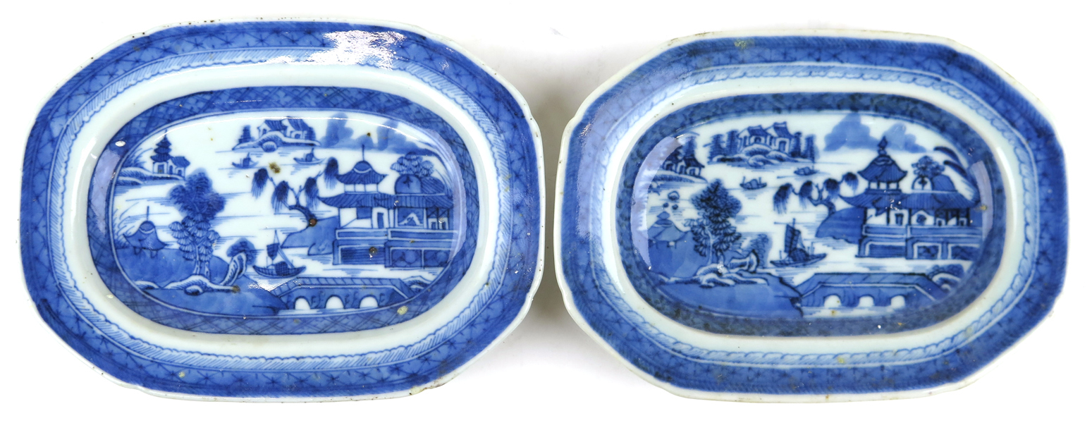 Fat, 2 st, snarlika, porslin, Kina, Qianlong (1736-95), oktogonala med avfasade hörn, blå underglasyrdekor av flodlandskap, l 19 cm_31705a_8dbb4875c43a4ac_lg.jpeg
