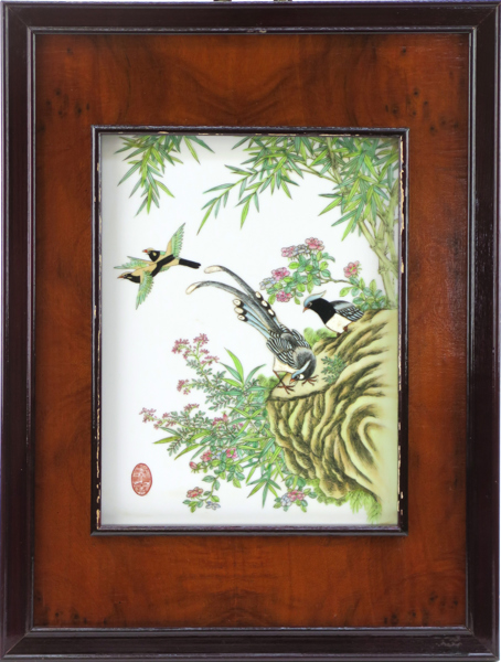 Plakett, porslin, Kina, 1900-tal, polykrom emaljdekor av fåglar och växter på bergsformation, oidentifierat sigill, i träram, synlig storlek på plaketten 29 x 22 cm_31708a_8dbb52fe8a122c1_lg.jpeg