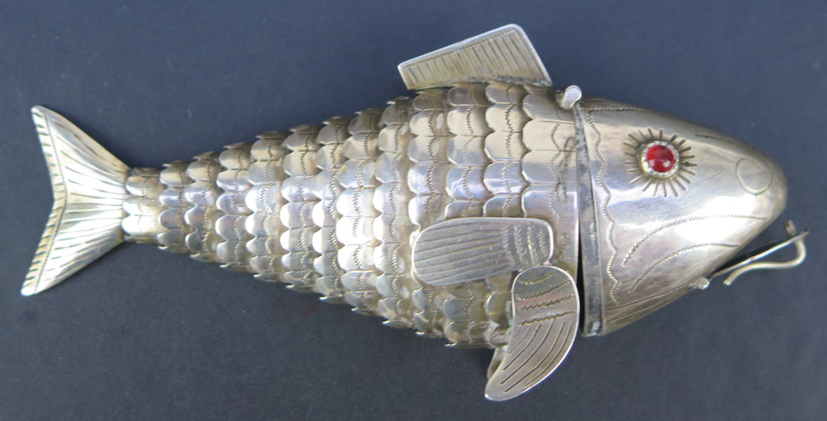 Luktdosa, silver, så kallad hovedvandsaeg, fiskformad med ögon i rött glas, oidentifierade stämplar, l 11 cm, vikt 40 gram_31735a_8dbb539471a74fc_lg.jpeg
