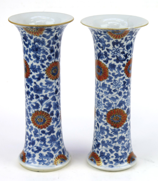 Vaser, 1 par, porslin, Kina, 1900-tal, trumpetformade, dekor av blommor i underglasyrblått, järnoxidrött och guld, h 19cm, 1 med nagg och hårsprickor_31739a_8dbb53acde529a8_lg.jpeg