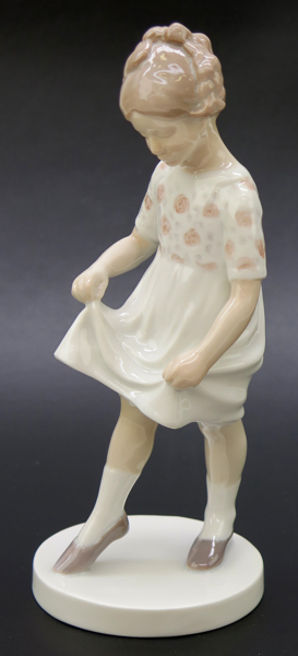 Ahlmann, Michaela för B&G, figurin, porslin, ”Good toes - bad toes”, modellnummer 1794, design 1915, polykrom underglasyrdekor, h 20 cm_31758a_lg.jpeg