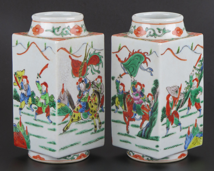 Vaser, 1 par, porslin, Kina, 1900-tal, kvadratiska med rund fot och mynning, polykrom dekor av barn mm, h 22 cm_31888a_8dbb86d7349b28b_lg.jpeg