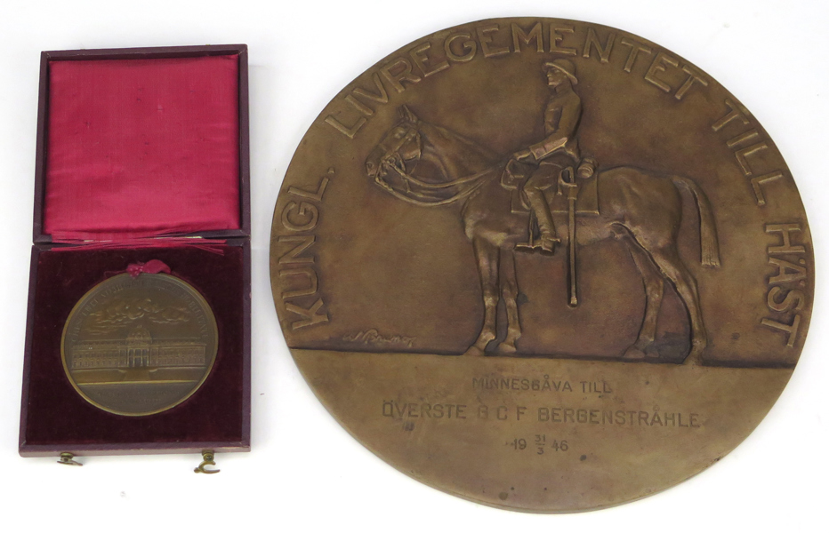 Plaketter 2 st, brons, franska Ecole Supérieure de Guerres medalj i etui samt Kungliga Livregementets till häst plakett, diameter 6,5 respektive 23 cm_31937a_8dbb9d14e10984f_lg.jpeg