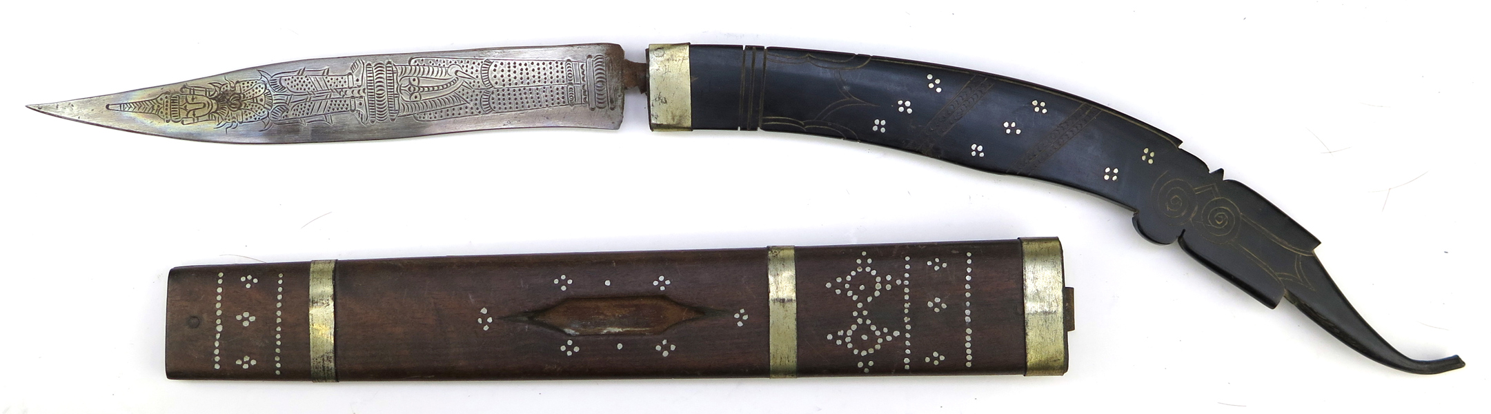 Kniv i balja, trä, horn och smide, så kallad Chin, Burma, 1900-tal. rikt dekorerad klinga, total l 63 cm_31974a_lg.jpeg