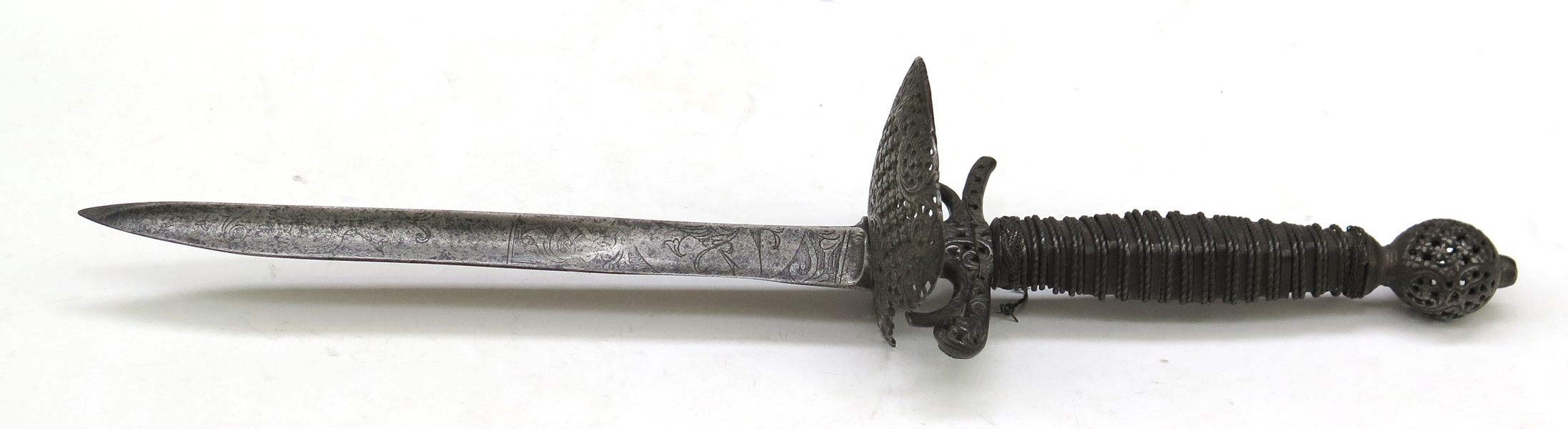 Dolk, stål, (ursprungligen värja) Frankrike 1700-tal, etsad stukatklinga, längd 36 cm, skador_32168a_8dbb9dbd34494df_lg.jpeg