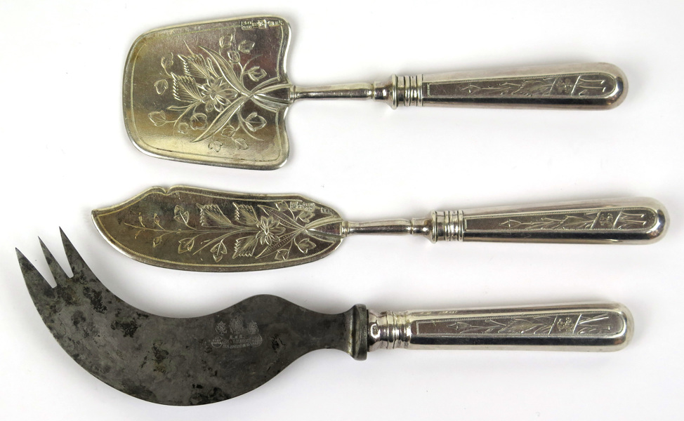 Ost/pastejbestick, 3 delar, silver, Ryssland, 1800-tal, graverad dekor av växter,_3228a_8d86928d3b06c6d_lg.jpeg