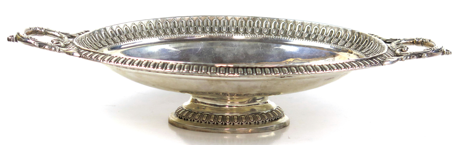 Brödfat, silver, 1800-talets 2 hälft, dekor av akantus mmed, ovalt med genombrutna hänklar, _3237a_8d869371c27cbbe_lg.jpeg