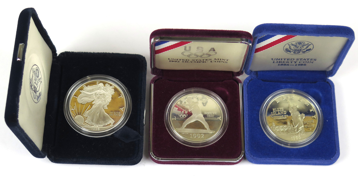 Silvermynt, 3 st, USA; American Eagle 1 ounce .999 bullion coin, 1 1992 Olympic $0,76 ounce .999 respektive Liberty $ 0,86 ounce .900 silver, _3287a_8d86a153ae600d3_lg.jpeg