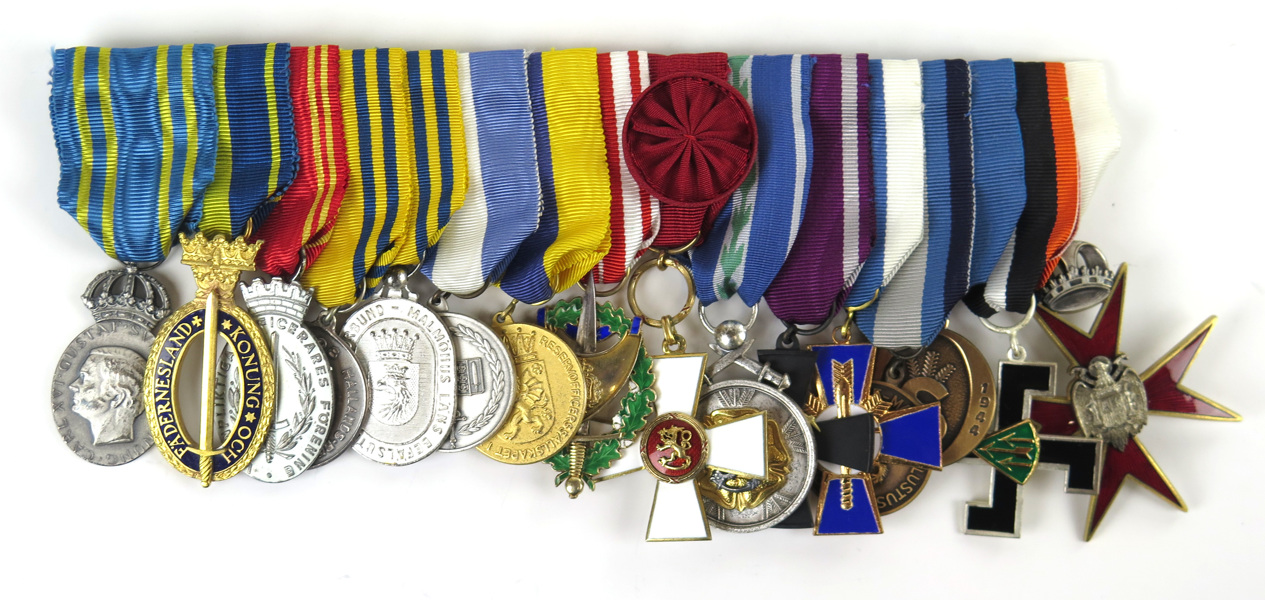Släpspänne med 16 medaljer och ordenstecken, bla kommendör av Finlands Lejons Orden, reservofficersmedaljer från de nordiska länderna, finska pionjärkorset, Blå Korset mm_3342a_8d86aca13801a3d_lg.jpeg