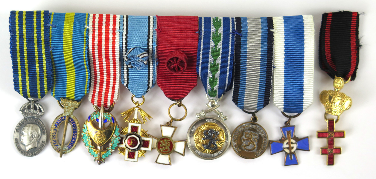 Släpspänne med 8 medaljer och ordenstecken, bland annat kommendör av Finlands Lejons Orden, estländska röda korsets orden, reservofficersmedaljer från de nordiska länderna, finska Blå Korset mm_3343a_8d86aca34cff660_lg.jpeg