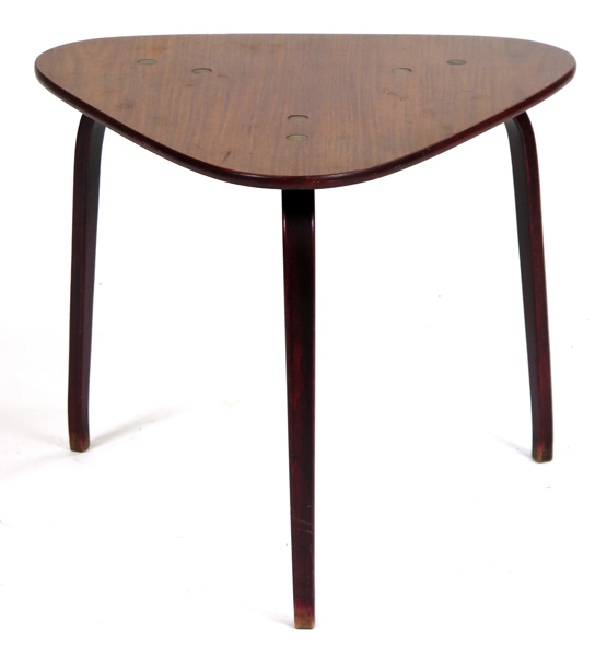 Ekström, Yngve för ESE-Möbler (senare Swedese), Vaggeryd, bord, palisander med mässingsbeslag, benställning i bonat böjträ, triangulär skiva, "Krok", design 1953, l 52 cm, _33933a_lg.jpeg