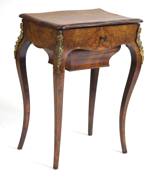 Damarbetsbord, valnötsrot med bronsbeslag, Louis XV-stil, antagligen Frankrike, 1800-talets mitt eller 2 hälft, uppfällbar skiva varunder lös inredning, b 55 cm, smärre fanerdefekter_33958a_8dbe9ce8e146e0c_lg.jpeg