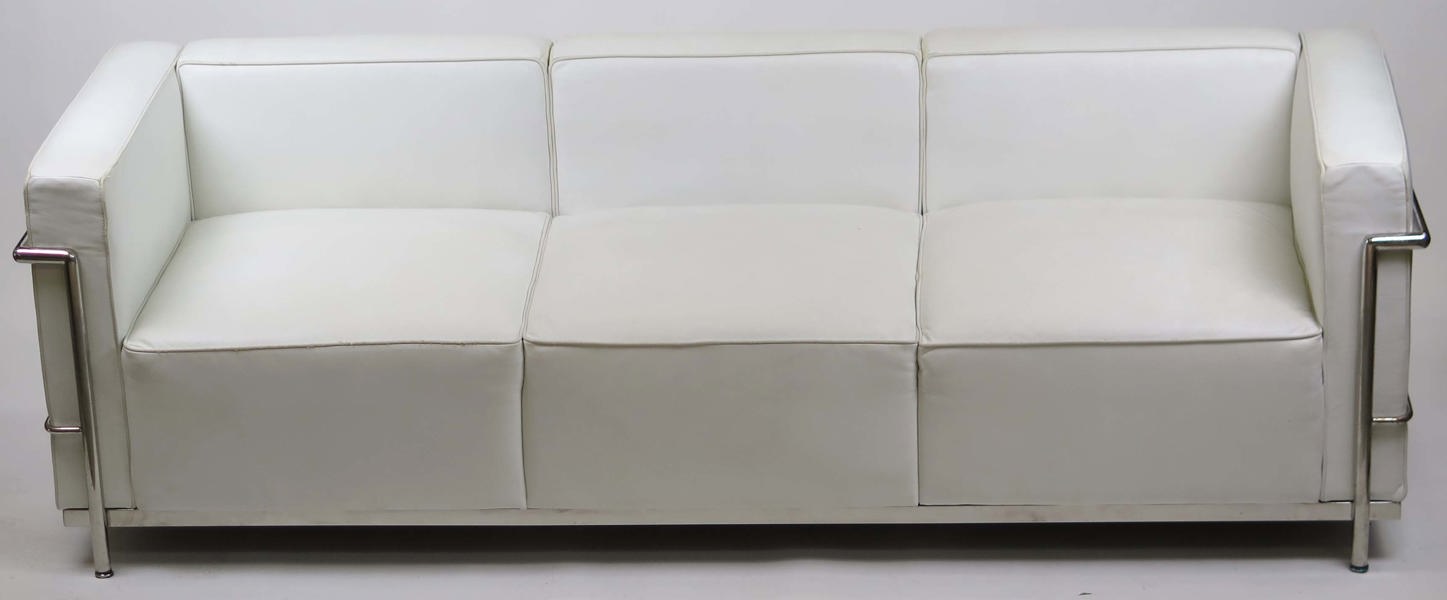 Soffa, krom med vit (konst?)läderklädsel, modell snarlik Le Corbusiers LC3, l 210 cm, normalt bruksslitage_34067a_lg.jpeg