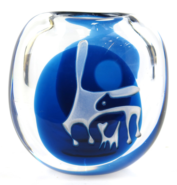 Lindstrand, Vicke för Kosta, vas, glas, delvis etsad dekor av djur mot blå fond,_3419a_8d86b91b629e6af_lg.jpeg