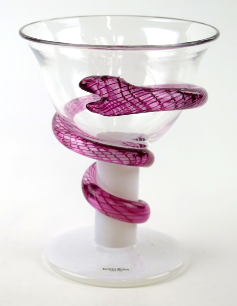 Hydman-Vallien, Ulrica för Kosta Boda Artist Collection, pokalglas, cuppa i klarglas på vitmelerad fot, påklippt dekor av orm i rosa, _3463a_8d86c61b05d11e5_lg.jpeg