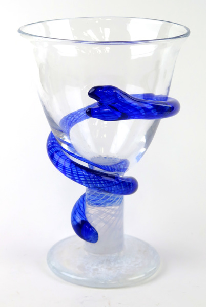 Hydman-Vallien, Ulrica för Kosta Boda Artist Collection, pokalglas, cuppa i klarglas på vitmelerad fot, påklippt dekor av orm i blått, _3464a_8d86c61c43f353f_lg.jpeg